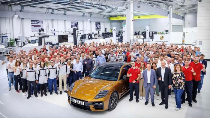 Porsche: Η νέα Panamera οδήγησε σε ορόσημο το εργοστάσιο στη Λειψία  